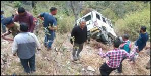 Uttar Pradesh News: Max vehicle falls into deep gorge in Chamoli.