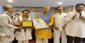 Uttar Pradesh News: Dr. Dhan Singh Rawat received Uttarakhand Shaurya Samman